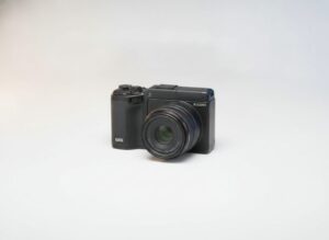 レンズごとセンサーを交換する、唯一無二の七変化カメラ「リコー GXR」